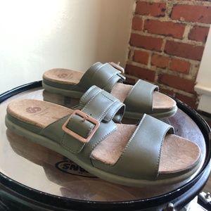 Clark’s cloudsteppers green sandals size 7